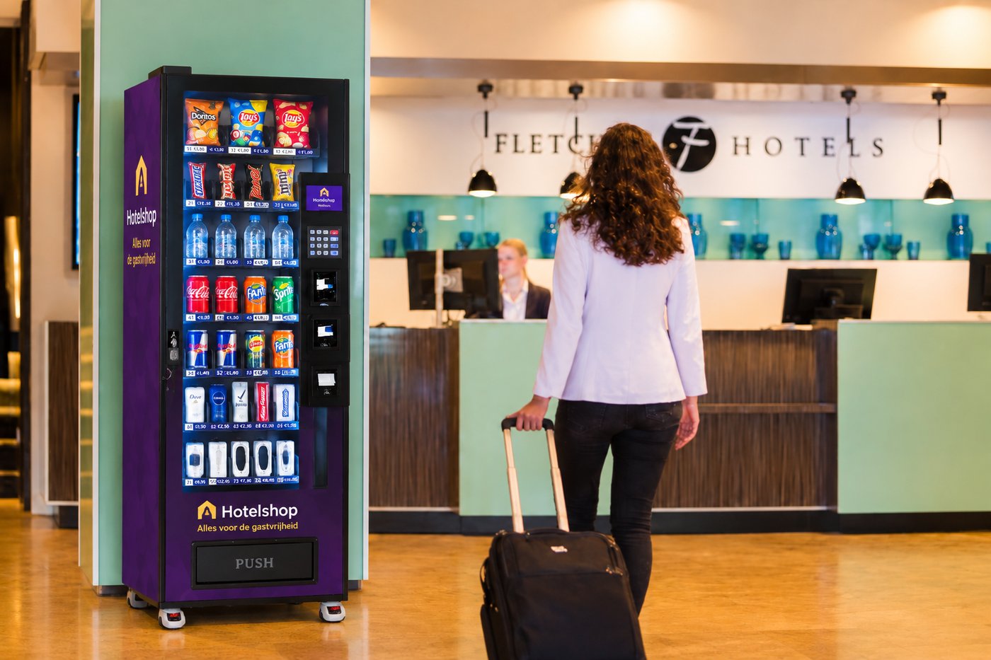 HotelShop-automaat naast de receptie van een hotel